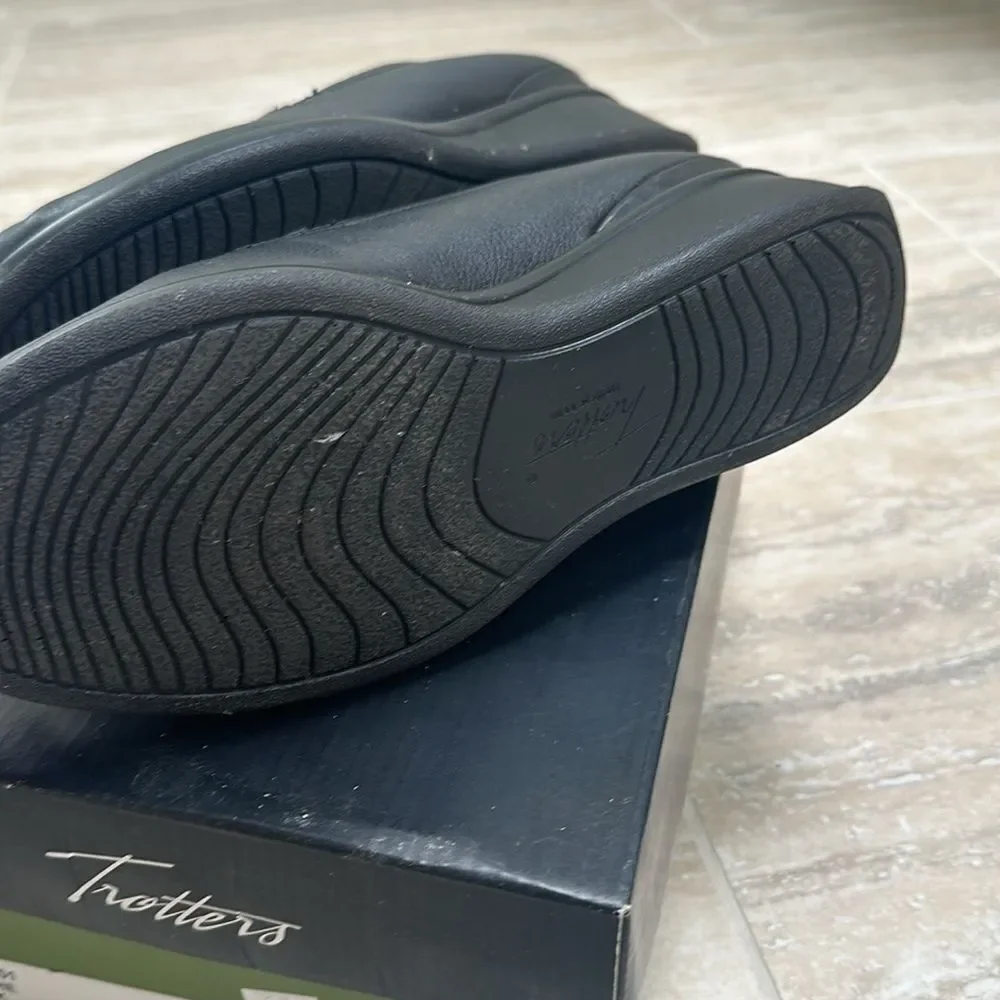 Trotters Marche black leather slip on shoes 9 1/2 W